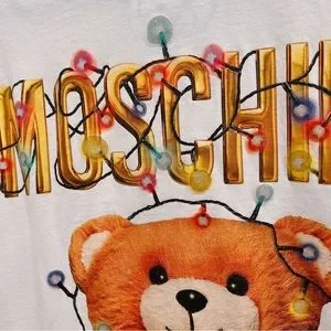 【関税込み】Moschino ホワイト Drawn Teddy Bear Tシャツ Moschino - White T-shirt with drawn bear maxi logo - BLS Fashion